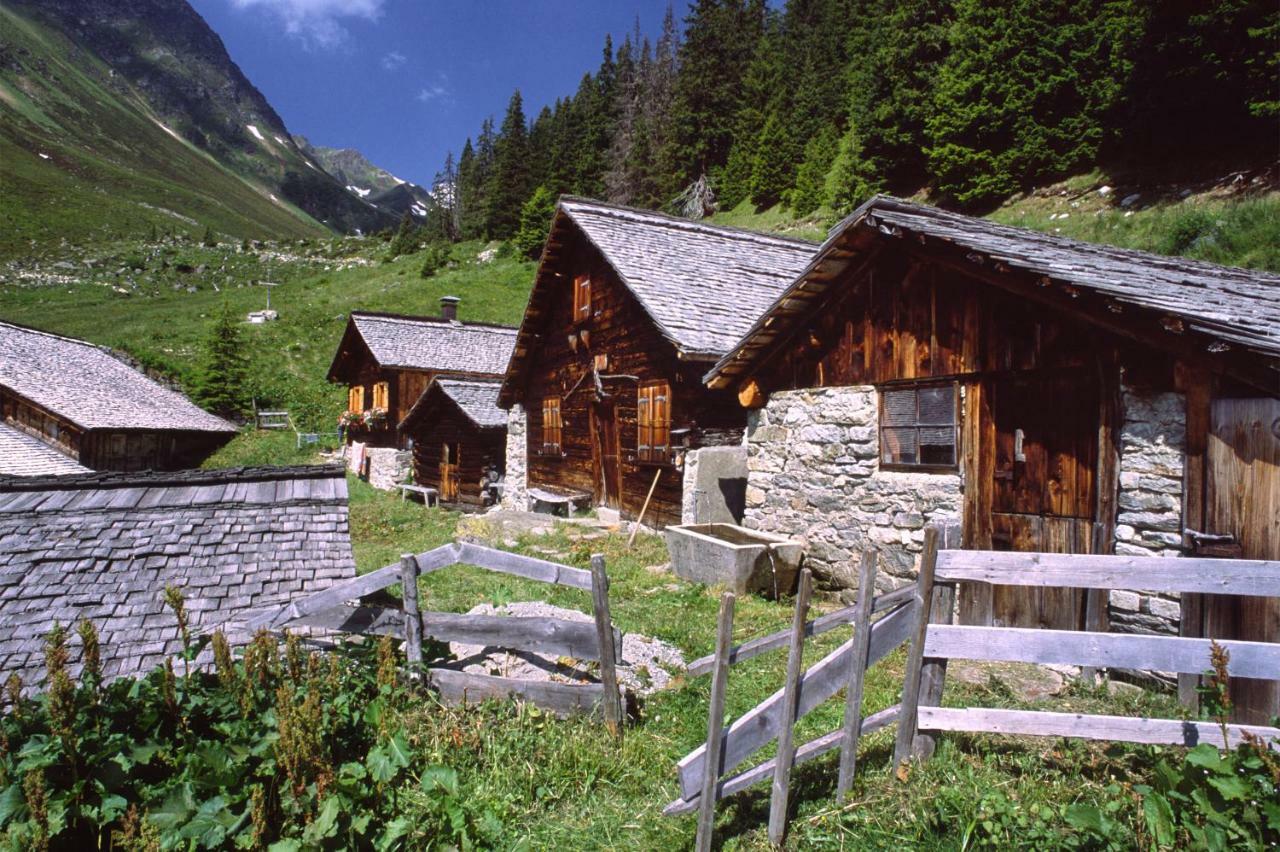Haus Karin Bed & Breakfast Sankt Gallenkirch Bagian luar foto